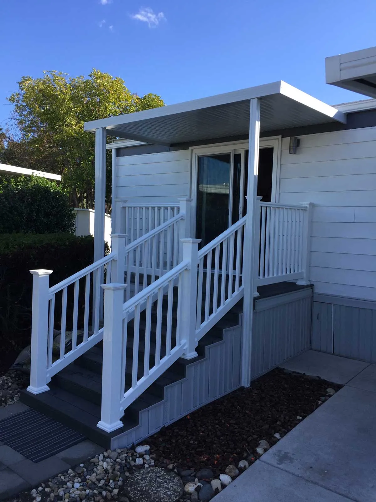 Mobile home entry stairs with white railings